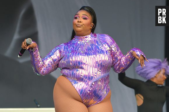 Lizzo chora ao se deparar com racismo e gordofobia em live após lançamento de "Rumors", no domingo, 13 de agosto de 2021