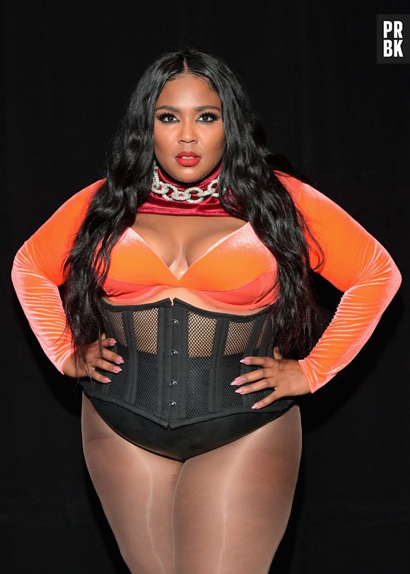 Lizzo, ao chorar, disse estar mais sensível pelo lançamento de "Rumors": "Na maior parte não machuca meus sentimentos, não me importo. Eu só acho que quando estou trabalhando tanto nesse nível, minha tolerância diminui"