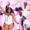 "Seja você magrinho, grande, de plástico, eles sempre tentarão colocar suas inseguranças em você", disse Cardi B após ver Lizzo chorar em live