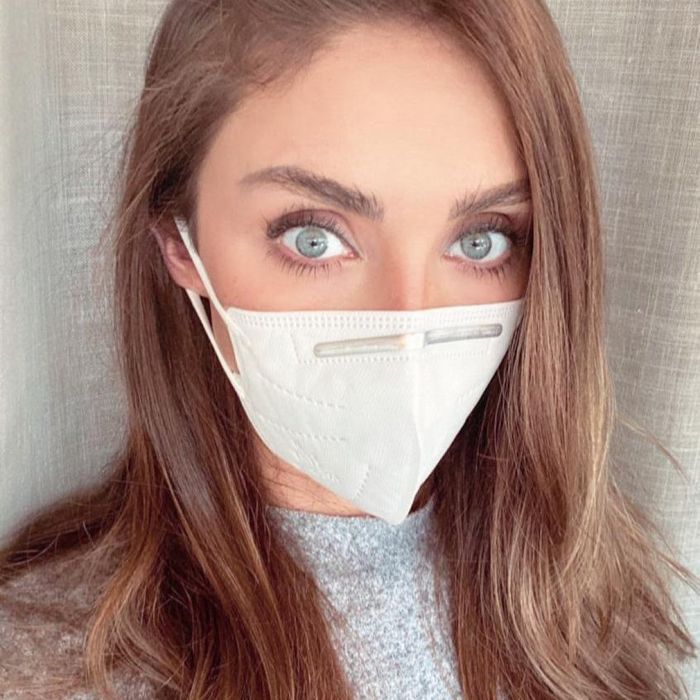 Anahi compartilhou recentemente um vídeo de uma fã de &quot;Rebelde&quot; vestida como sua personagem Mia Colucci para se vacinar