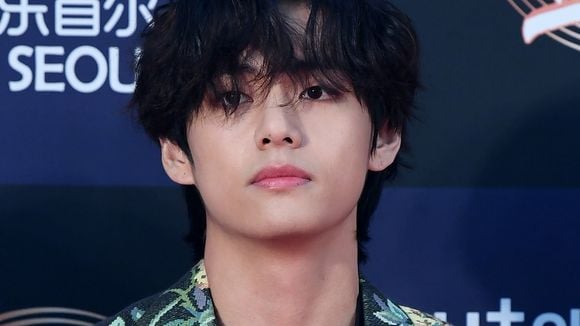 V, do BTS, lidera lista dos homens mais bonitos do mundo. Qual o seu favorito?