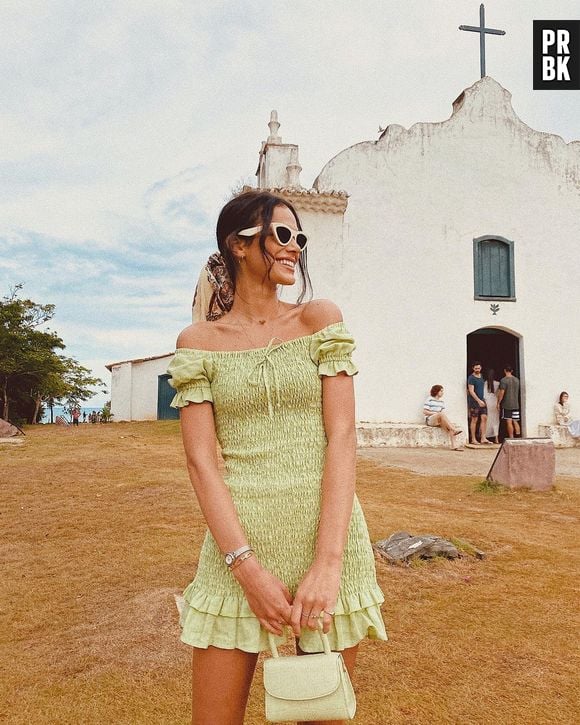 Bruna Marquezine aposta em vestido aesthetic cottagecore. A tendência é marcada por valorizar um visual mais simples e que remete à vida no campo