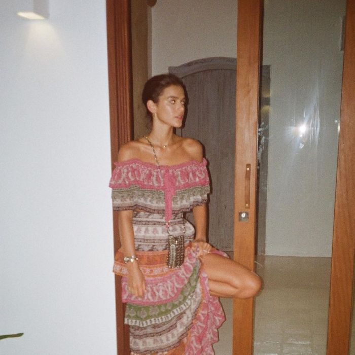 Bruna Marquezine posa com vestido fluído e tendência ombro a ombro