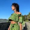 Bruna Marquezine aposta nas estampas de folhagem para a temporada de calor