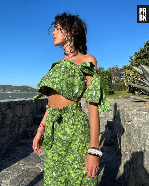 Bruna Marquezine aposta nas estampas de folhagem para a temporada de calor