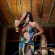 Bruna Marquezine posa com vestido colorido de recortes geométricos