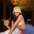 Bruna Marquezine elege bucket hat como um de seus acessórios queridinhos pós-praia