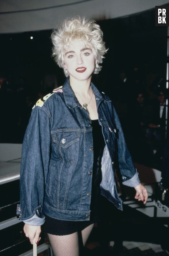 Trends dos anos 90: a jaqueta jeans já dava as caras na década anterior, como nesse look de Madonna nos anos 80