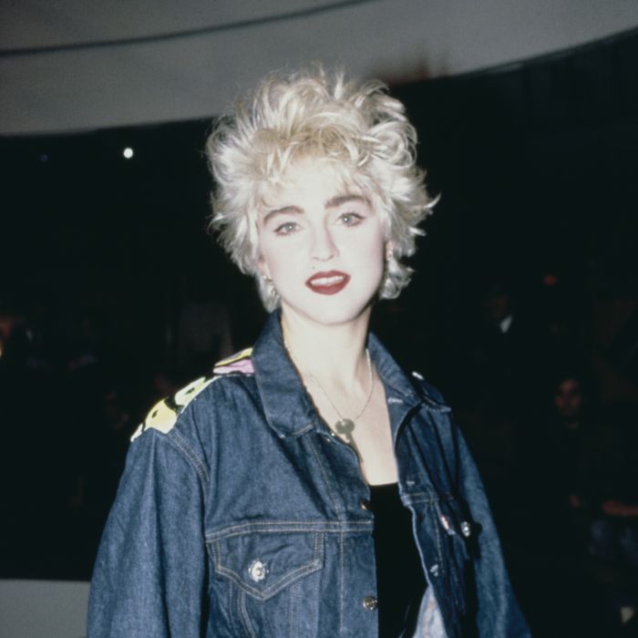 Trends dos anos 90: a jaqueta jeans já dava as caras na década anterior, como nesse look de Madonna nos anos 80