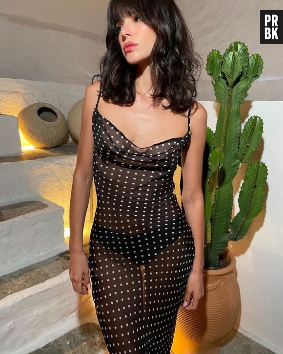 Bruna Marquezine deixa parte dos seios à mostra com vestido transparente