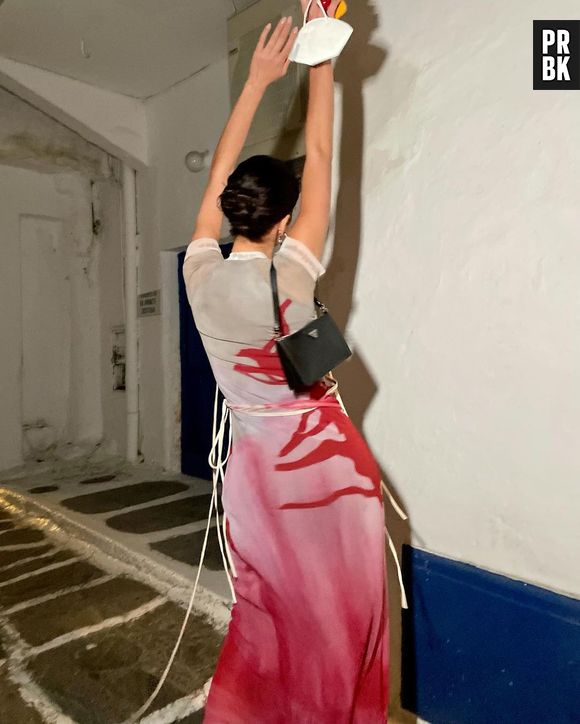 Bruna Marquezine elege vestido longo com transparência para curtir noite em Mykonos, na Grécia