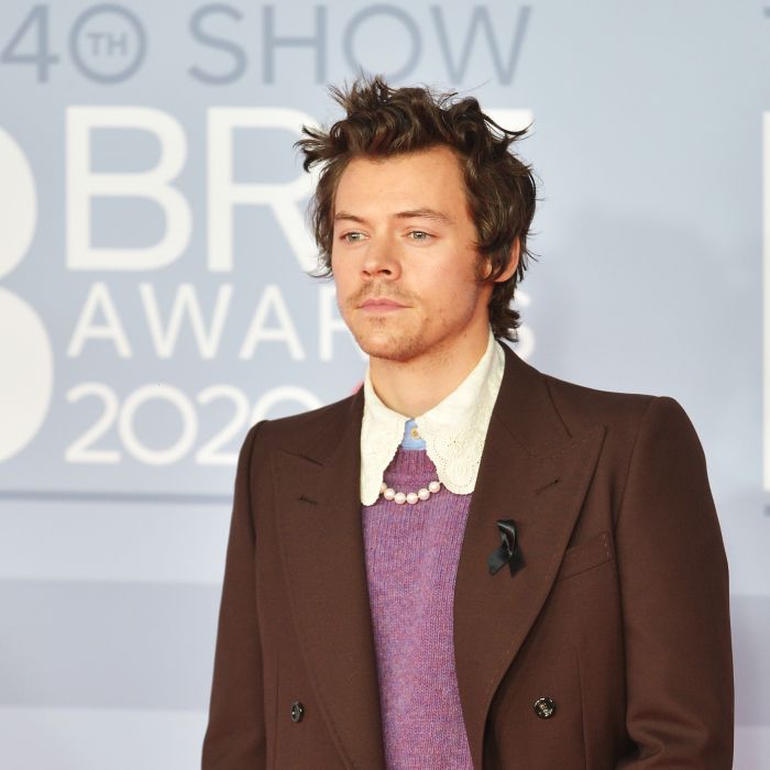 Harry Styles adora apostar em suéteres com colarinho e colar de perólas