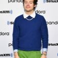 A calça de alfaiataria com suéter é uma das marcas de Harry Styles