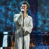 Harry Styles na sua era "Fine Line" apostou em conjuntos brilhantes e com diferentes cores nas suas apresentações