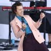 Mesmo quando aposta em roupas mais básicas, Harry Styles aposta em cores vibrantes que se complemetam para colocar algo a mais no seu visual