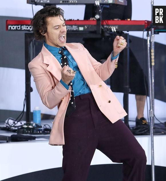 Mesmo quando aposta em roupas mais básicas, Harry Styles aposta em cores vibrantes que se complemetam para colocar algo a mais no seu visual