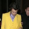 Ternos com cores complementares também fazem sucesso no guarda-roupa do Harry Styles