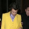 Ternos com cores complementares também fazem sucesso no guarda-roupa do Harry Styles