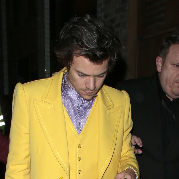 Ternos com cores complementares também fazem sucesso no guarda-roupa do Harry Styles