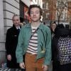 Mesmo em looks mais casuais, Harry Styles usa o seu icônico colar de pérolas para marcar seu visual