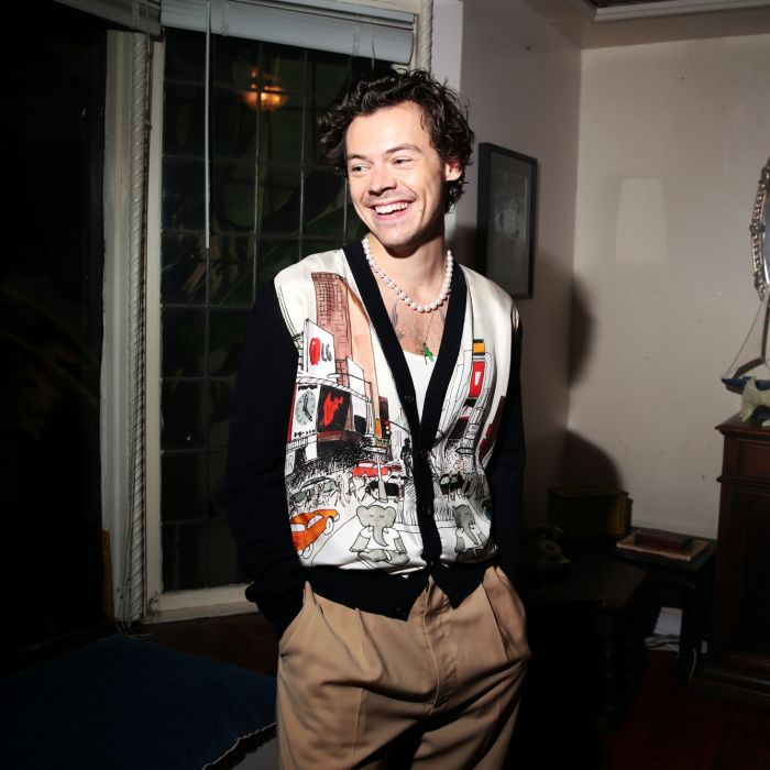 Harry Styles costuma usar cólar de pérolas com diferentes peças, como cardigãs