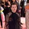 Harry Styles fez sucesso na edição do MET Gala 2019 em que usou um conjunto que salientava transparência na parte superior