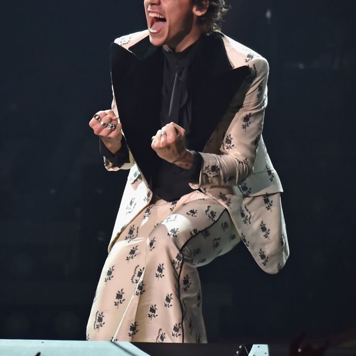 Harry Styles tem uma grande parceria com a Gucci e adora usar ternos da marca