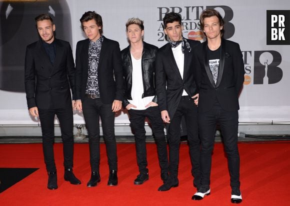 A estilista do One Direction, Caroline Watson, fornecia looks mais discretos e joviais para o grupo