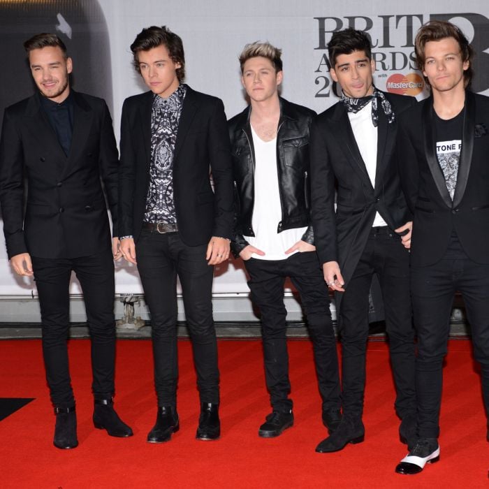 A estilista do One Direction,  Caroline Watson, fornecia looks mais discretos e joviais para o grupo 