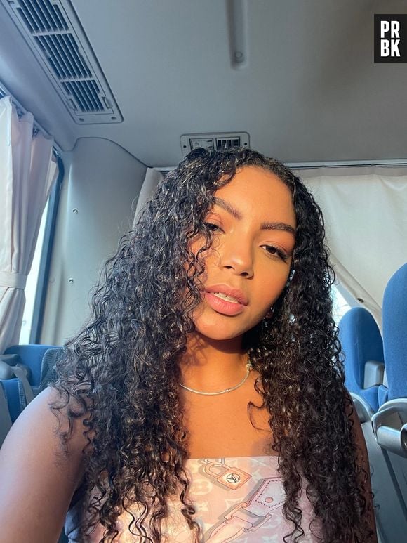 Any Gabrielly dá dicas de beleza: "tenho que tomar muito cuidado com o sol, porque ele queima bastante o cabelo cacheado"