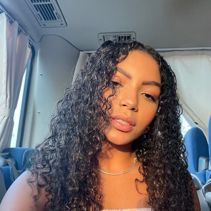 Foto: Cabelo cacheado fica lindo com presilhas: inspire-se nesse visual de  Any Gabrielly - Purepeople