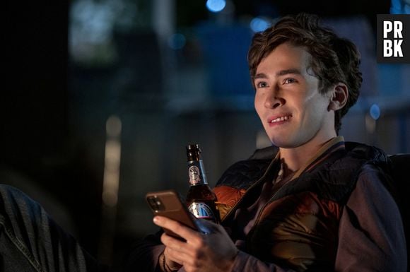 "You": Theo (Dylan Arnold) é um universitário com uma relação conturbada com seu padastro na 3ª temporada da série. O personagem é vulnerável e problemático, além de ter uma tendência a se envolver nos problemas de seus entes queridos e se afogar em substâncias controladas e comportamentos perigosos.