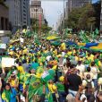  Em março deste ano, o Facebook e o Instagram também deletaram vídeos de quando Bolsonaro provocou aglomerações por Brasília 