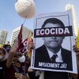 Bolsonaro provocou aglomeração  quando o país ainda registrava mais de 2 mil mortes por dia 