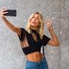 Hailey Baldwin usa look com cintura baixa