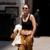 Gigi Hadid aposta em look despojado com calça de cintura baixa