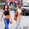 Kendal Jenner e amiga passeiam com looks com cós-baixo