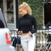 Em foto antiga, Hailey Baldwin aparece usando look com calça de cintura baixa