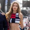 Gigi Hadid estela campanha com look de cós-baixo