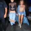 Kendall Jenner usa moda destroyed jeans na pegada cintura baixa