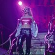 Britney Spears aparece em show com calça de cintura baixa em lástex
