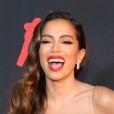 Anitta mostra todo o poder do penteado lateral, com todo o cabelo do mesmo lado