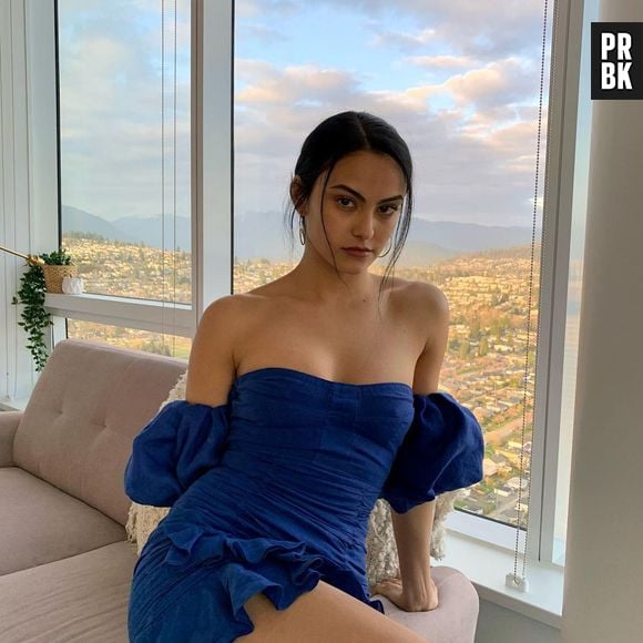 As franjinhas soltas do rabo de cavalo de Camila Mendes, de "Riverdale", são um charme