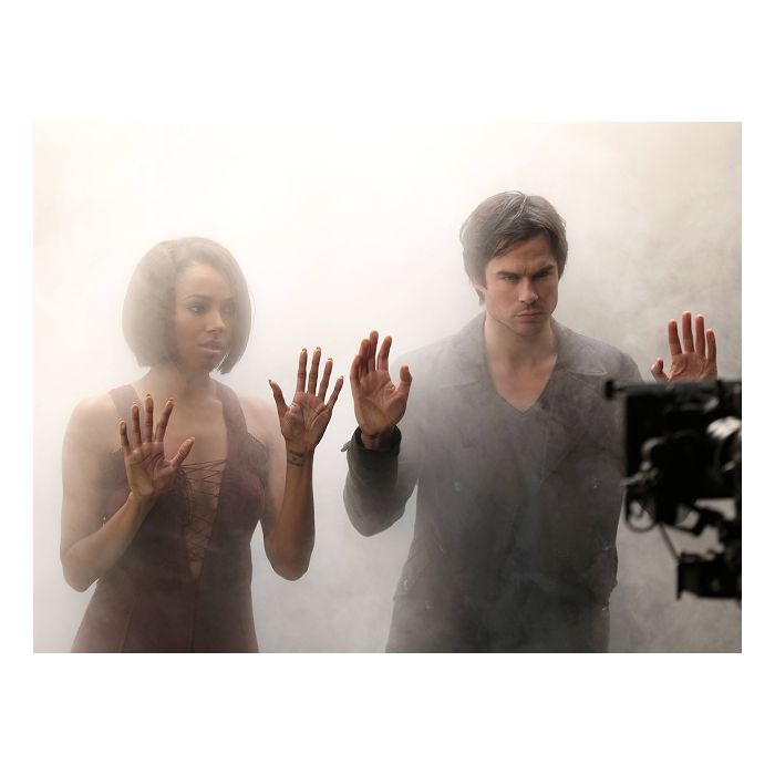  Em &quot;The Vampire Diaries&quot;, Damon (Ian Somerhalder) e Bonnie (Kat Graham) vão parar no &quot;outro lado&quot;, e conseguem voltar à vida graças a ajuda de seus amigos 