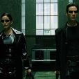 Neo (Keanu Reeves) e Trinity (Carrie-Anne Moss) morrem na Matrix em diferentes filmes da franquia, só que conseguem voltar para o mundo real