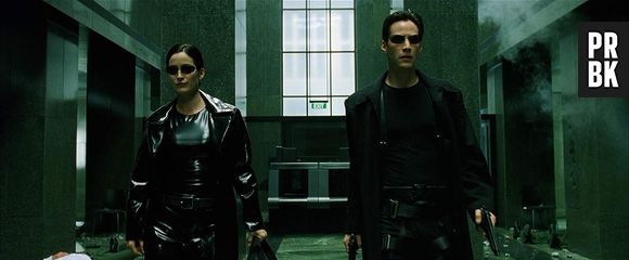 Neo (Keanu Reeves) e Trinity (Carrie-Anne Moss) morrem na Matrix em diferentes filmes da franquia, só que conseguem voltar para o mundo real