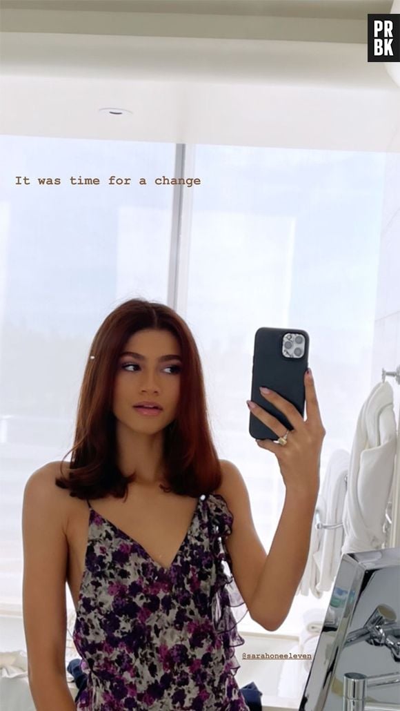 Zendaya surge com cabelo mais curto e alisado