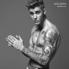 Apenas de cueca, Justin Bieber arrasa como novo rosto da marca Calvin Klein