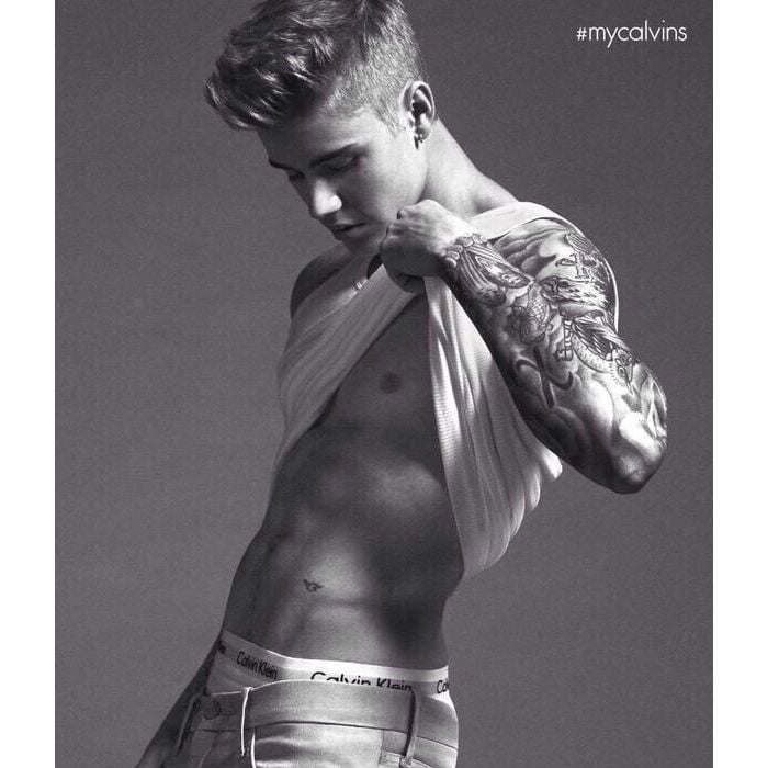  Justin Bieber mostra seu tanquinho e arranca elogios dos f&amp;atilde;s no ensaio da Calvin Klein 