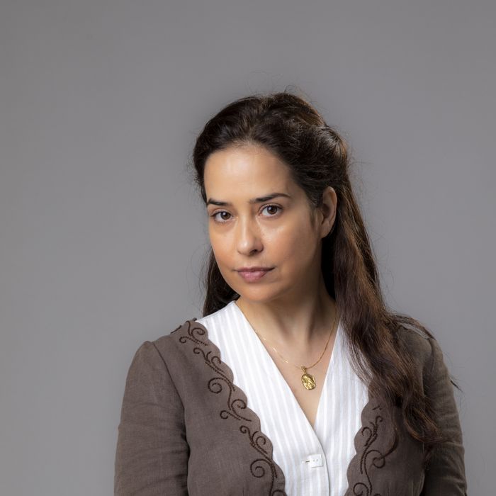 &quot;Além da Ilusão&quot;:  Violeta assume, ao lado de Heloísa (Paloma Duarte), a administração da fazenda do pai, Afonso Camargo (Lima Duarte) 